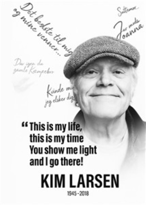 Kim Larsens Liv: En Musikalsk Hyldest - Oplev essensen af Kim Larsens liv i denne smukke plakat, fyldt med inspirerende citater og hans varme smil. Denne hyldest fanger hans musikalske sjæl og tilføjer en nostalgisk atmosfære til dit hjem.